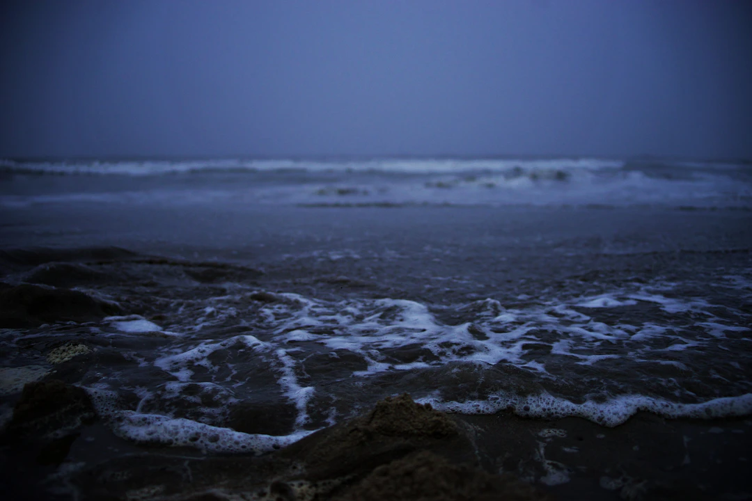 Ocean waves as a visual metaphor for cosmic scale